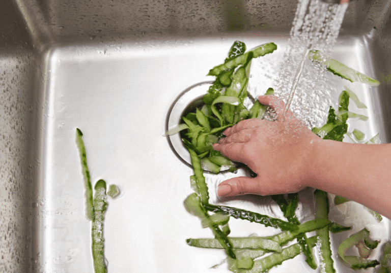אל תחשבו על זה אפילו: חמשת החומרים שאסור להשליך לאסלה או לשטוף בכיור