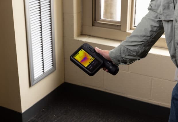 Flir iXX app building heat lose close up