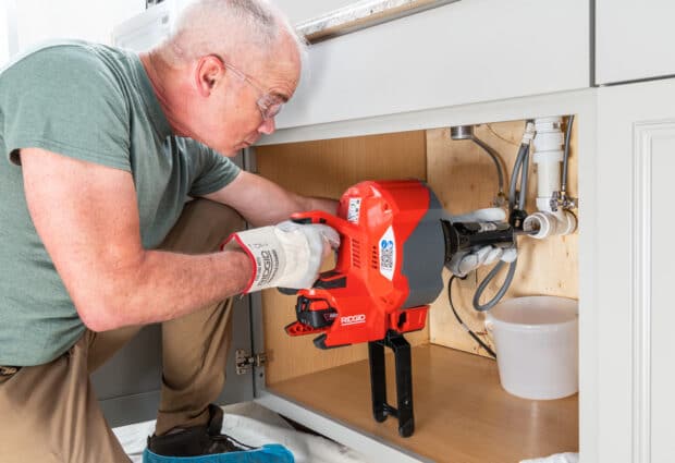 78048 R K 46 Cordless SinkSnake Undersink אינסטלטור מקצועי מפעיל פותח סתימות חשמלי כתום מסוג מכונת תוף, מחובר לביוב מתחת לכיור מטבח
